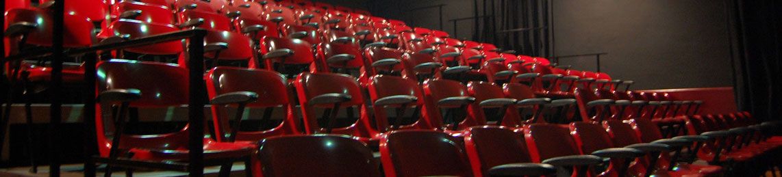 La grada del teatre amb les seves cadires vermelles