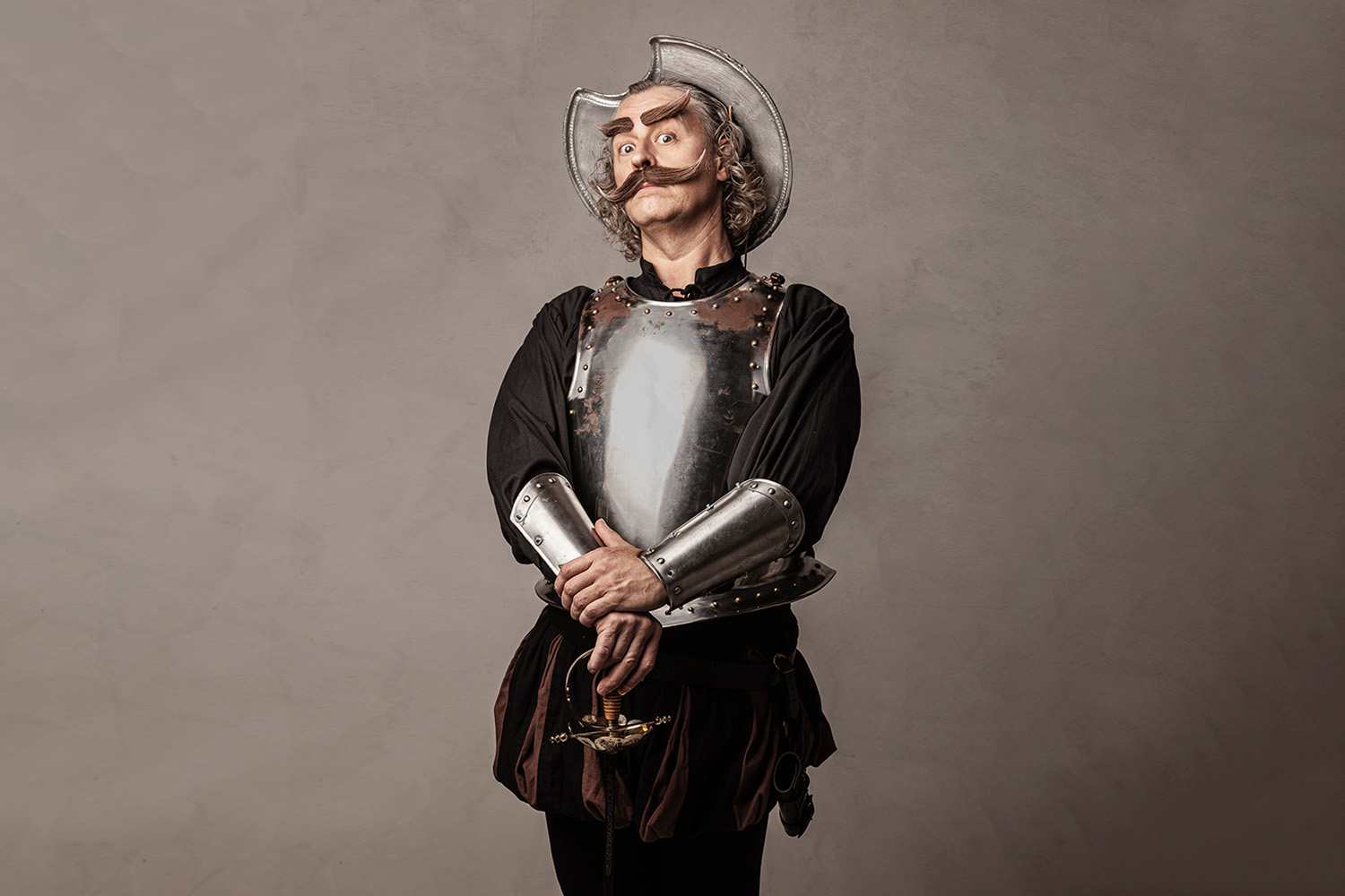 L'actor Marcel Tomàs, caractertizat del personatge de Quixot, mirant a càmera mentre sosté amb les dues mans una espasa cap avall