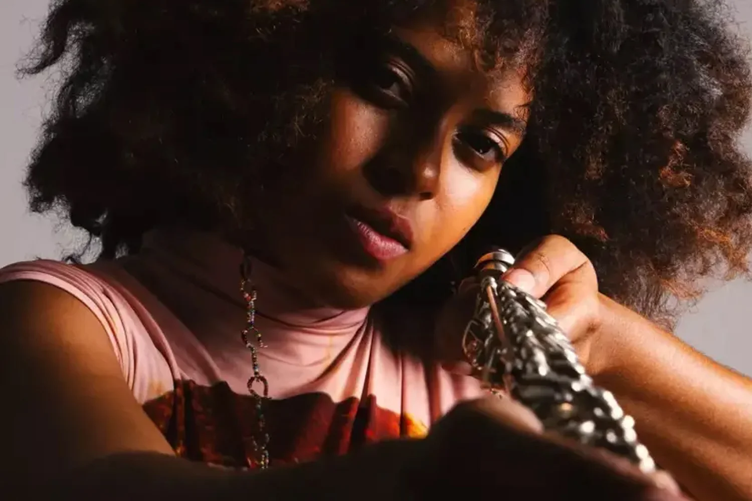 La flautista panamenya Anggie Obin amb la seva flauta