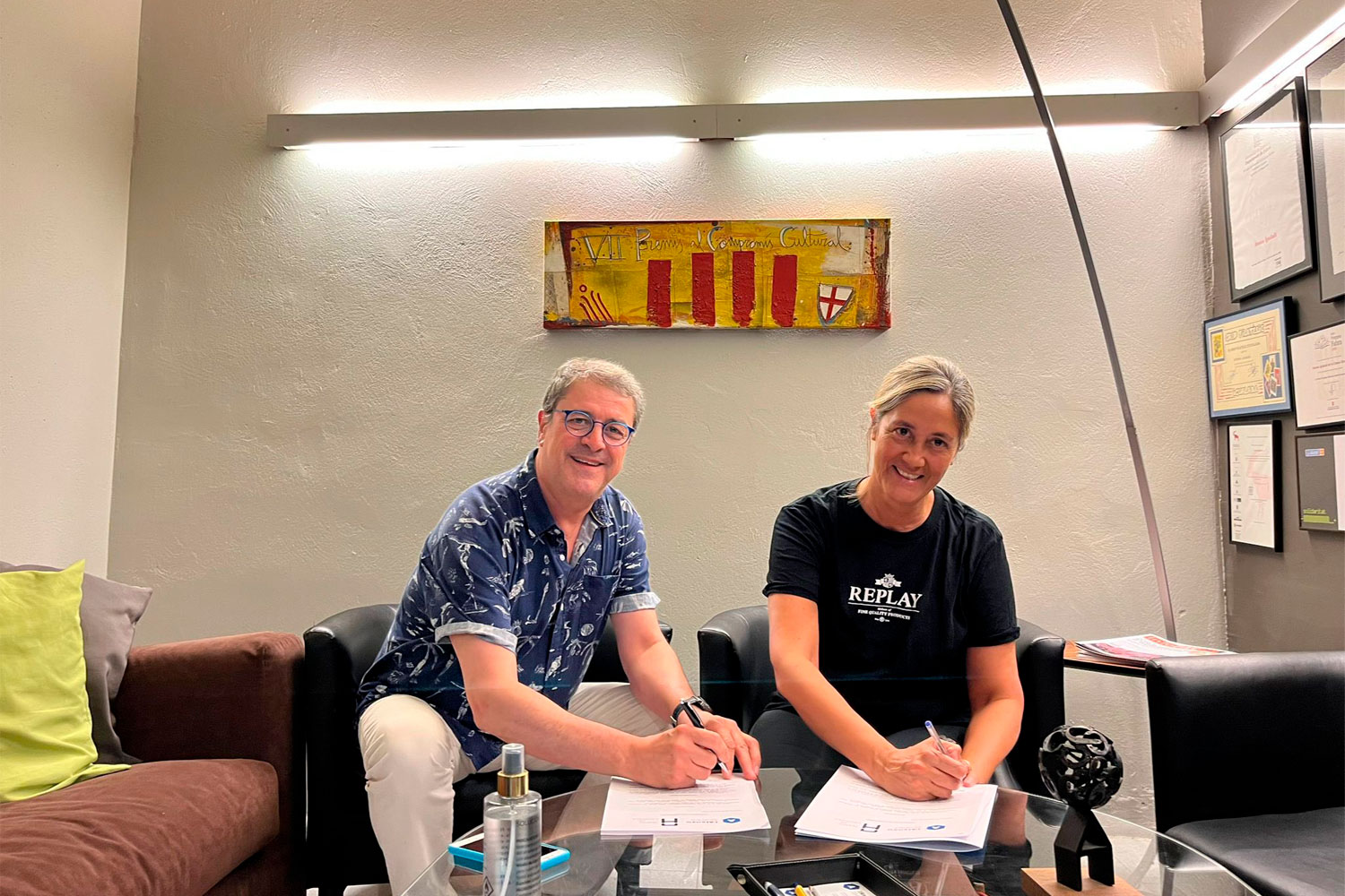 Lluís Segura, president d'Unicoop Cultural, i Mireia Claret, presidenta de l'Ateneu Igualadí, signant el nou conveni