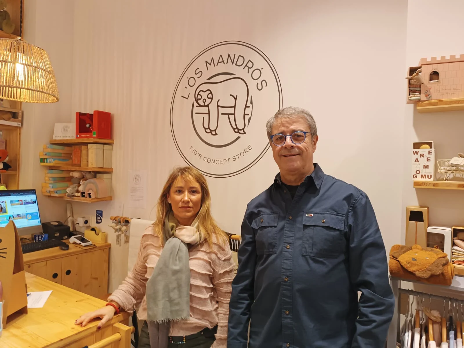 Marta Molí, propietaria de L'Ós Mandrós, y Lluís Segura, presidente de Unicoop Cultural | © Teatre de l'Aurora