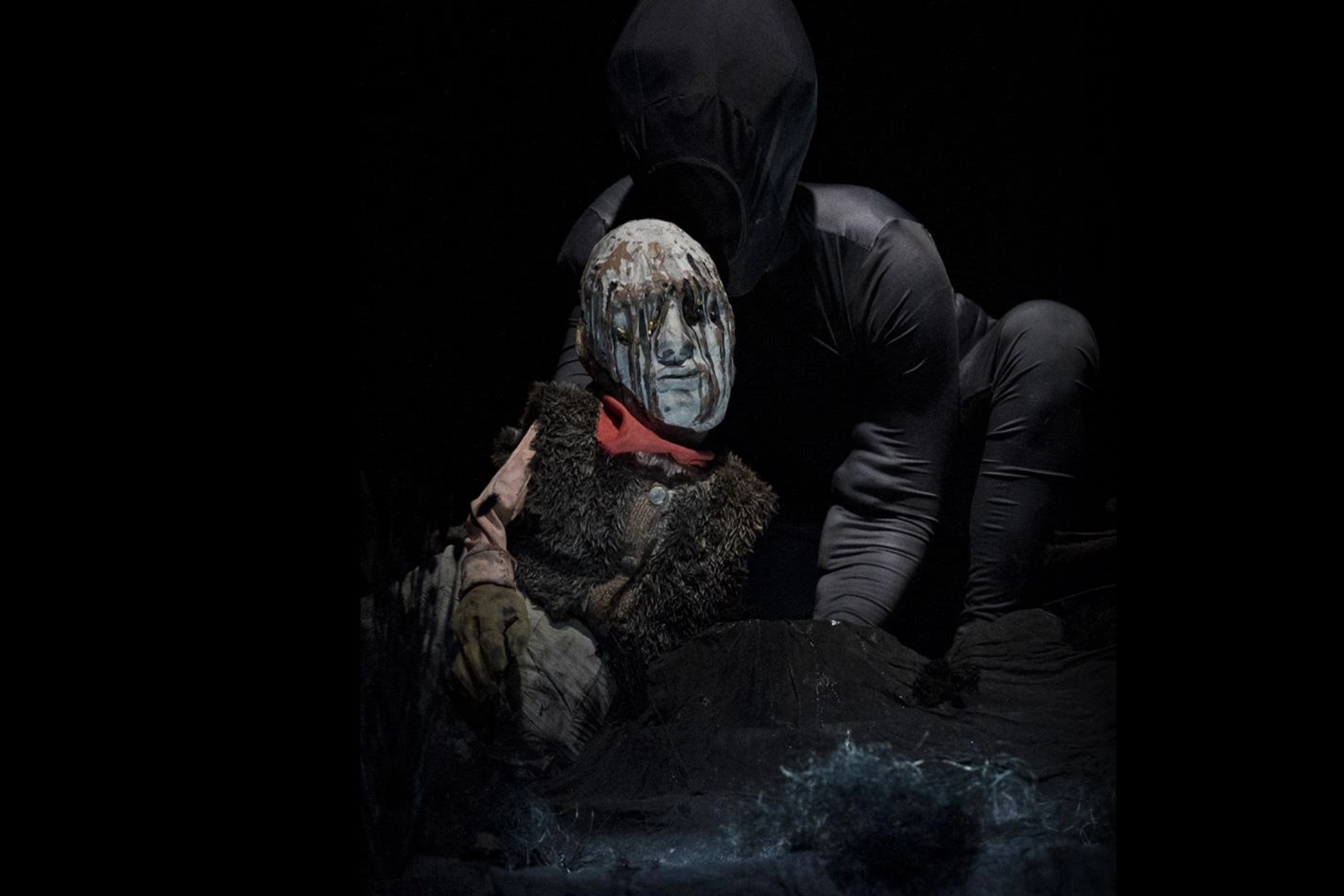 Un titella de cos sencer amb la cara grisa i un  mocador vermell al coll