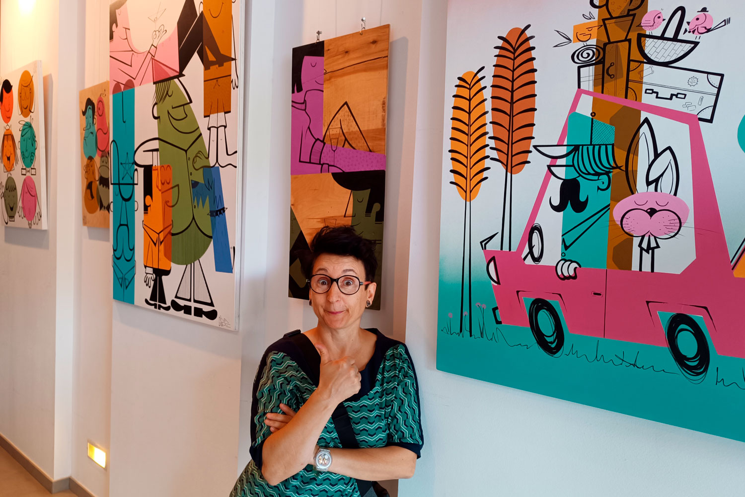 L'artista Ginagiore davant alguns dels quadres exposats a l'entrada del Teatre de l'Aurora