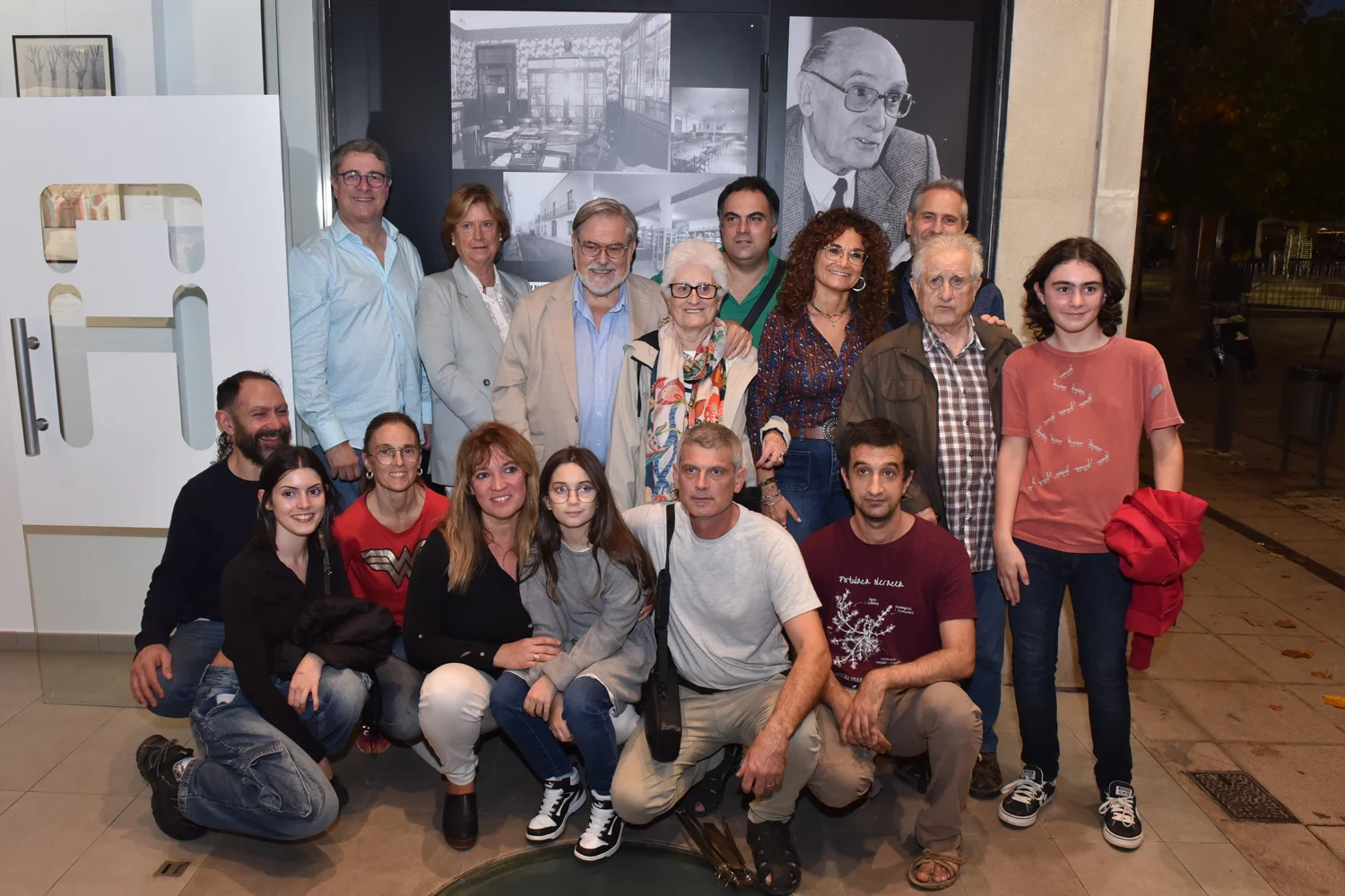 Diversos familiars de Salvador Riba i Lluís Segura, president d'Unicoop Cultural. davant del plafó en record de Salvador Riba