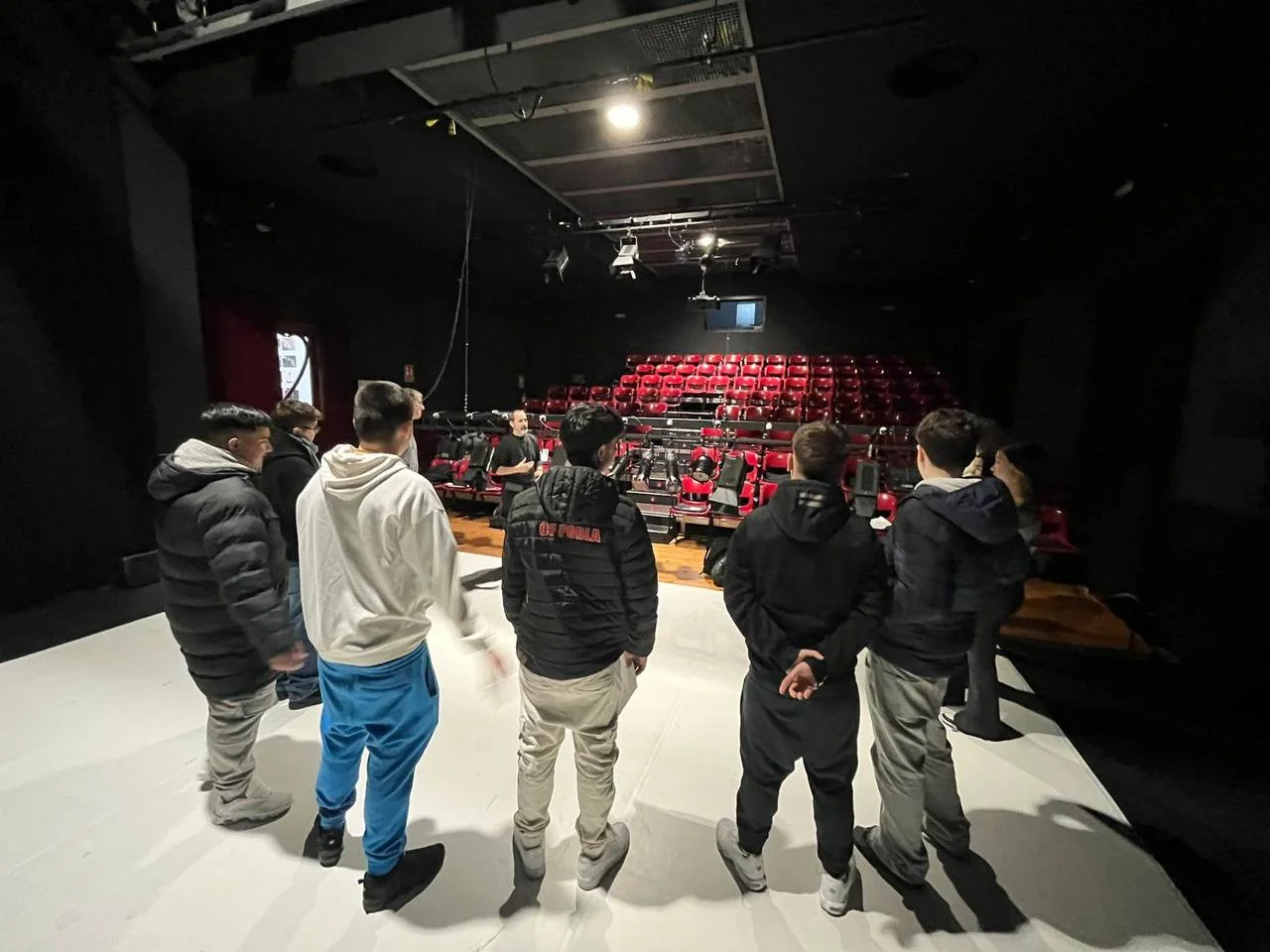 Un momento de la visita al Teatre de l'Aurora de los alumnos del INS Vallbona d'Anoia | © Teatre de l'Aurora