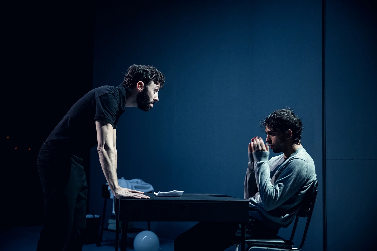 Els actors Dafnis Balduz i Albert Salazar a escena en un moment de l'espectacle