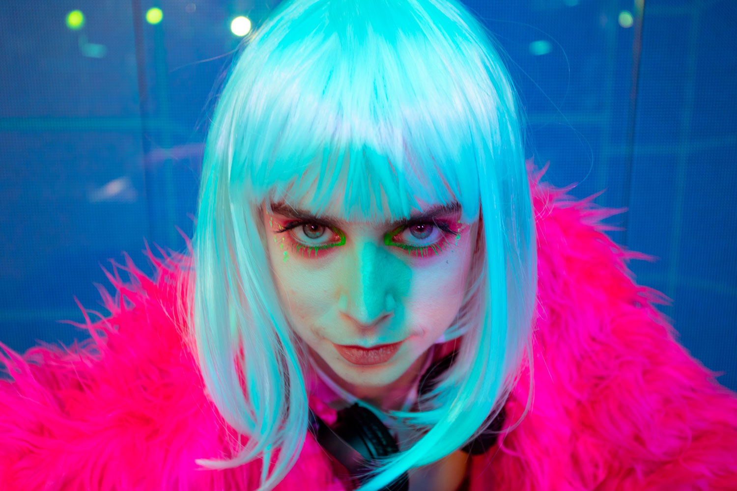 El rostre de l'actriu Clara Mingueza, protagonista de l'espectacle, mirant fixament a càmera portant una perruca de mitja melena blanca i un jersei fúcsia