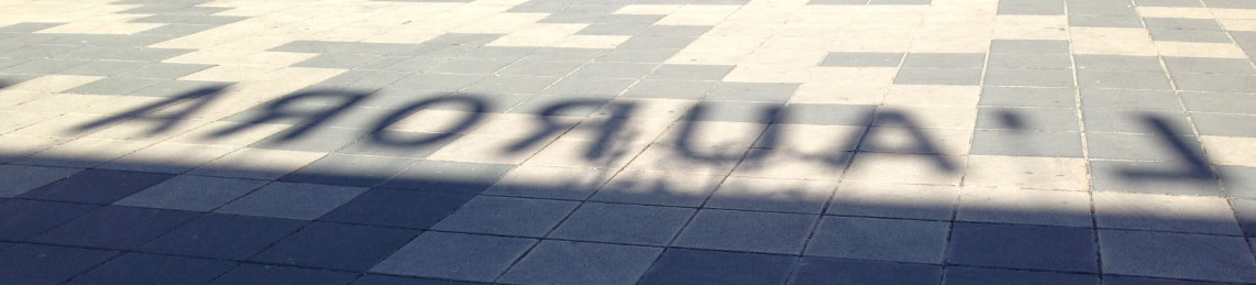 L'ombra de les lletres ubicades a la façana del teatre, projectades damunt el terra de davant del teatre