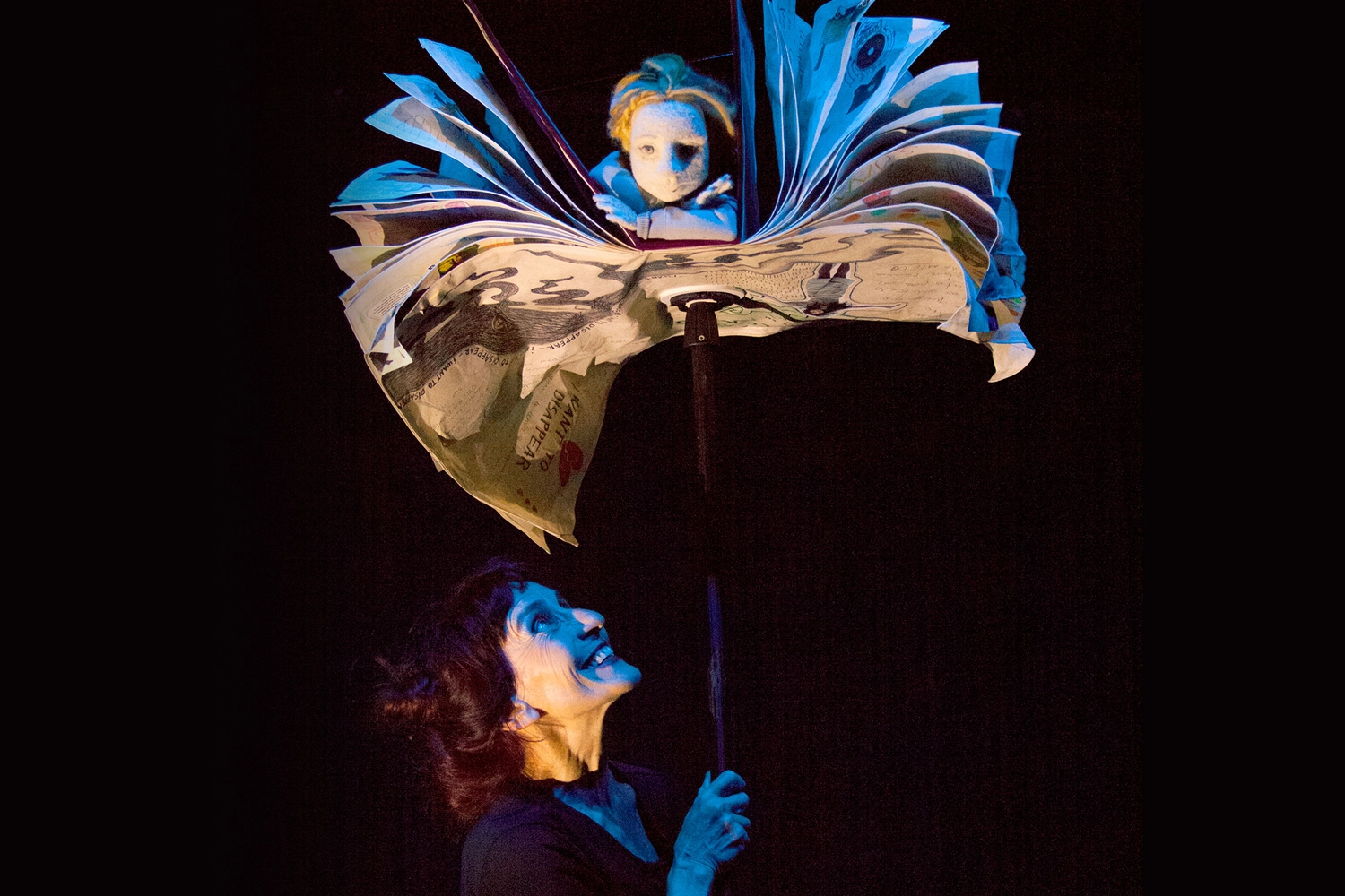 L'actriu Rosa Díaz sosté un titella damunt d'un pal mentre el mira somrient